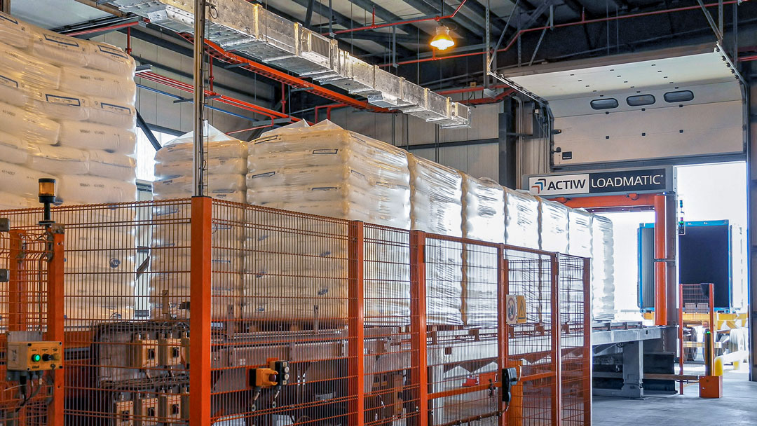 Actiw LoadMatic automated loading system in a petrochemical warehouse